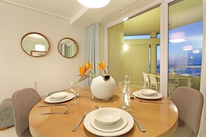 Una televisión de pantalla plana