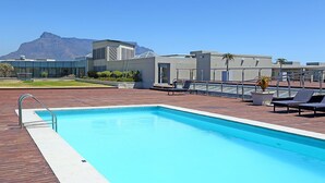 Outdoor pool - Lagoon Beach 202 (Cape Town)