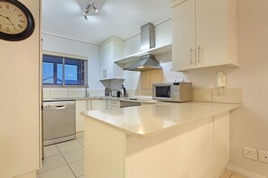 Apartment (2 Bedrooms) | Private kitchen | Full-sized fridge, microwave, oven, stovetop