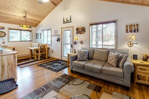 TV - Cozy cabin for two with private hot tub and central location (Estes Park)