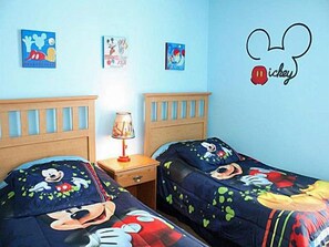 Villa familiale, piscine privée, côté jardin | Chambre thématique pour enfant