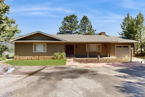 Exterior - Comfortable cottage with WiFi, washer/dryer - golf & mountain views (Estes Park)
