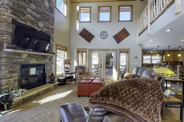 Télévision, cheminée, lecteur de DVD