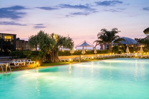 Kolam renang indoor dan kolam renang outdoor