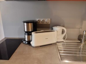 A kitchen with a coffee maker, a toaster, and a kettle. - Renovated studio near slopes with wellness, pets allowed (La Plagne Montchavin Les Coches)
