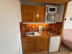 Kylskåp, mikrovågsugn, ugn och kaffe- och tebryggare