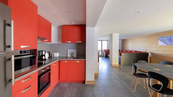 Fridge, dishwasher, coffee/tea maker, toaster