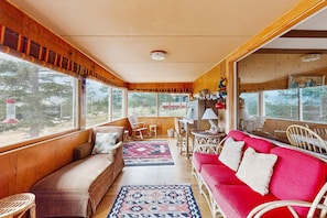 Fernseher, Kamin, DVD-Player, Bücher