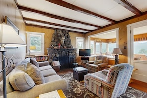 Fernseher, Kamin, DVD-Player, Bücher