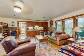 TV, fireplace, DVD player - Mountain getaway with separate bunkhouse, deck, & trail access (Estes Park)