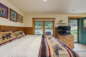 5 bedrooms, Internet, bed sheets - Mountain getaway with separate bunkhouse, deck, & trail access (Estes Park)
