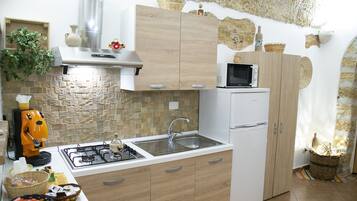 Frigorifero, microonde, piano cottura, macchina per tè/caffè