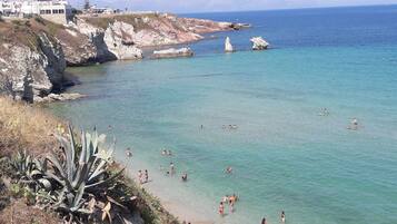Una spiaggia nelle vicinanze