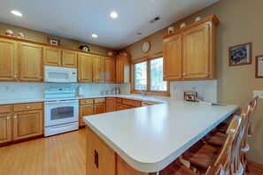 Kylskåp, mikrovågsugn, ugn och spishäll