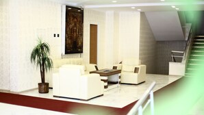 A modern living room with a sofa set, a coffee table, and a potted plant. - Cankaya Konagi (Ankara)