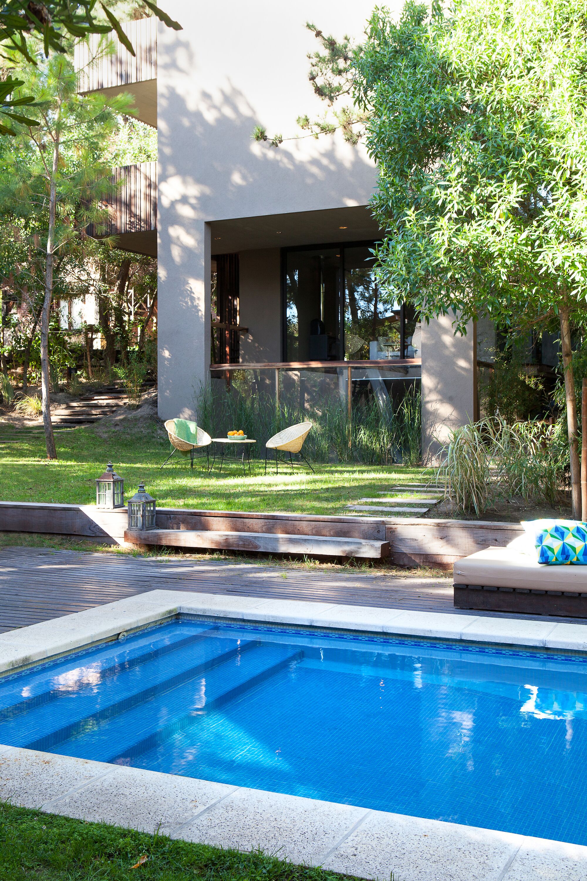 Piscina externa, espreguiçadeiras