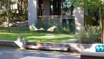 Piscina externa, espreguiçadeiras