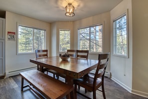 Dining - Relaxing condo in Estes Park w/ a full kitchen, gas fireplace, & furnished deck (Estes Park)