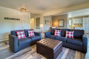 TV, fireplace - Relaxing condo in Estes Park w/ a full kitchen, gas fireplace, & furnished deck (Estes Park)