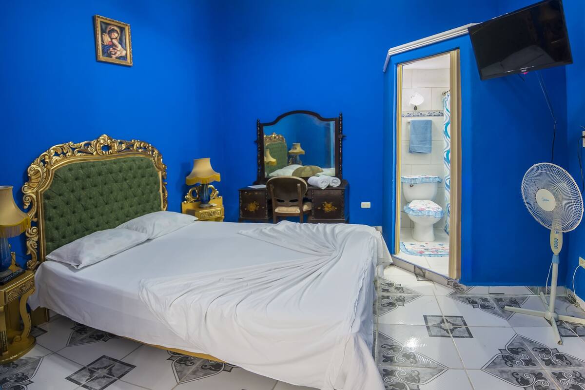 Double Room, 1 King Bed | In-room safe, individually decorated, individually furnished, bed sheets