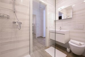 Bathtub, hair dryer, towels - Villa Evelyn Terrazzo, Menaggio, Italy (Menaggio)