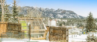 Cozy cottage with grill near river and downtown