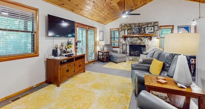 Secluded dog-friendly cabin on 3 gorgeous acres with a creek & firepit