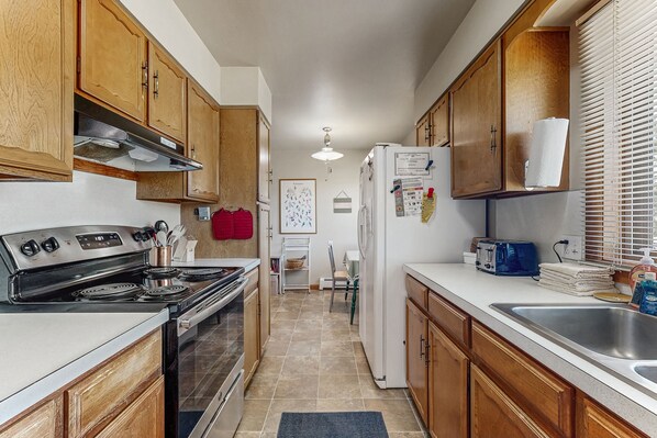 Fridge, microwave, oven, stovetop
