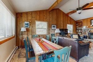 Een televisie en een open haard