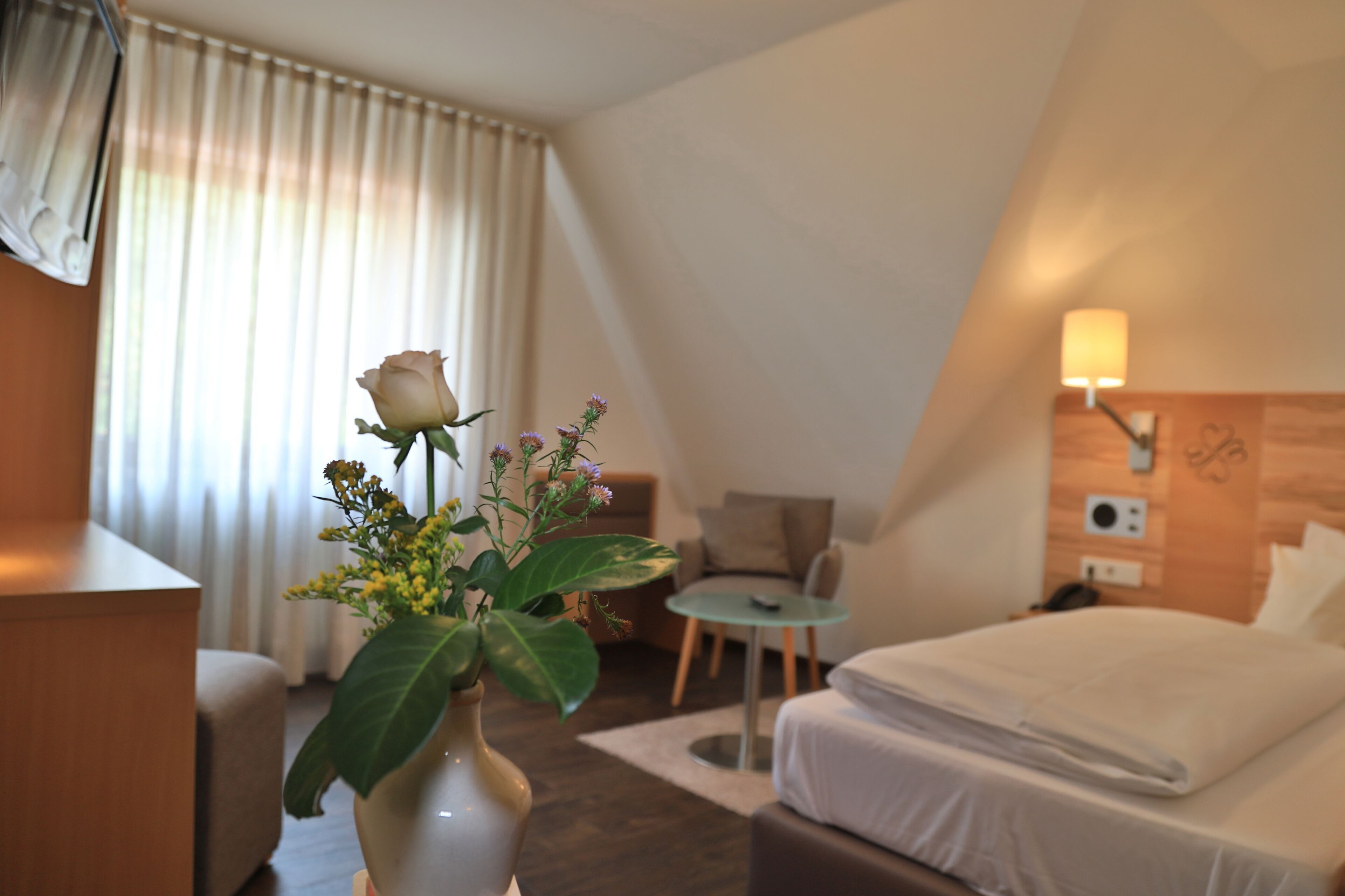 Ropa de cama hipoalergénica, minibar y escritorio 