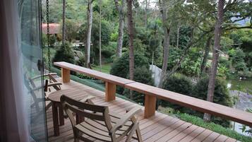 Suíte luxo, vista para o lago | Vista do quarto