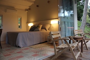 Suíte luxo, vista para o lago | Frigobar, cortinas blackout, Wi-Fi de cortesia, roupa de cama