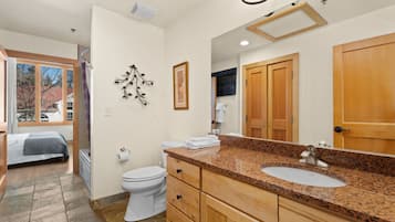 1 slaapkamer, een strijkplank/strijkijzer, internet, beddengoed