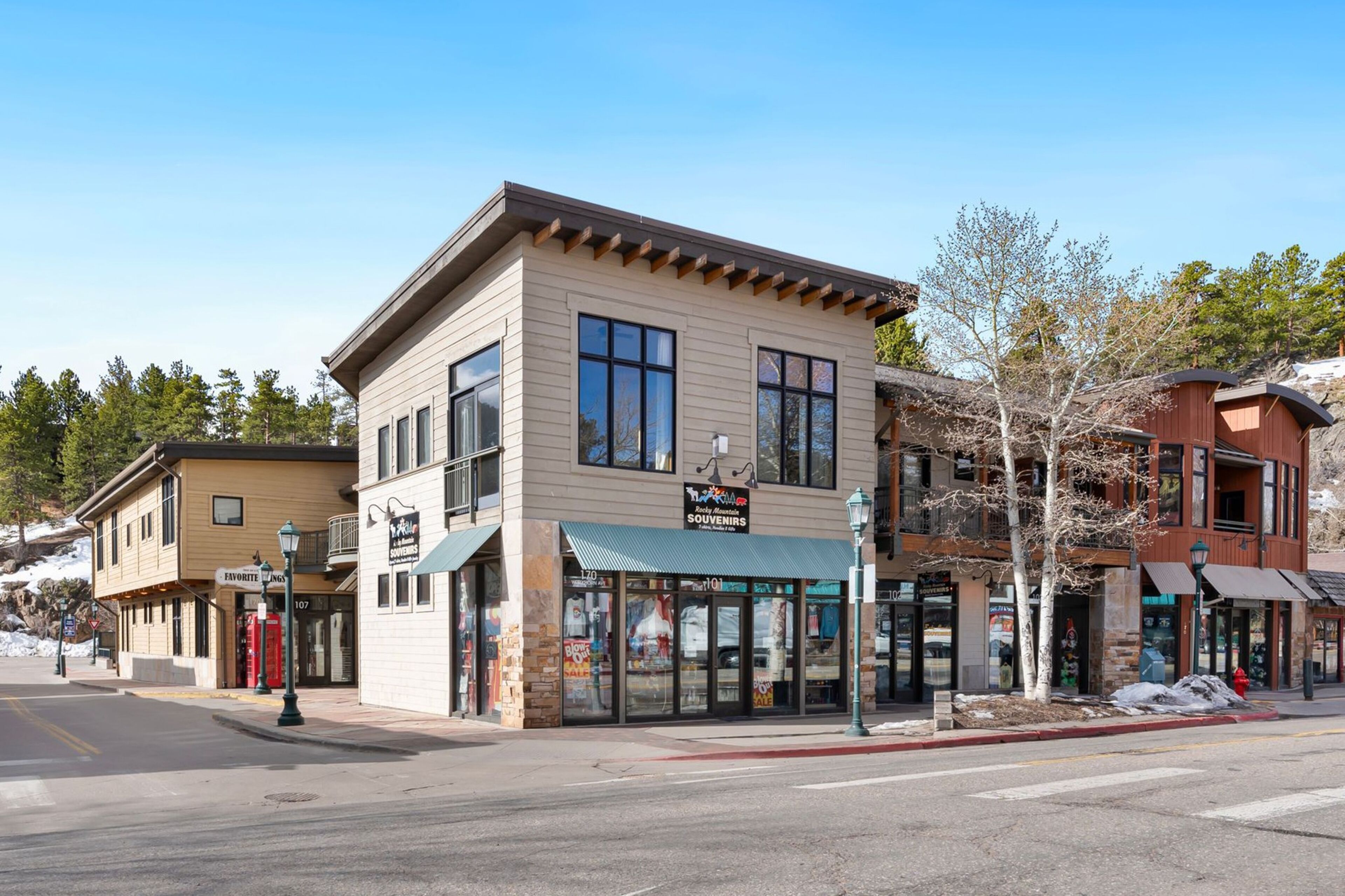 Quick access condo in the heart of the city with kitchen & deck