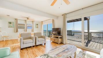 Televisión, reproductor de DVD y videoteca