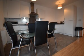 Appartement, 2 chambres, non-fumeurs | Cuisine privée | Grand réfrigérateur, micro-ondes, four, plaque de cuisson