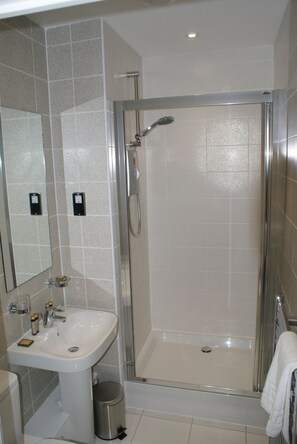 Apartment, 2 Schlafzimmer, Nichtraucher | Badezimmer | Dusche, Handtücher
