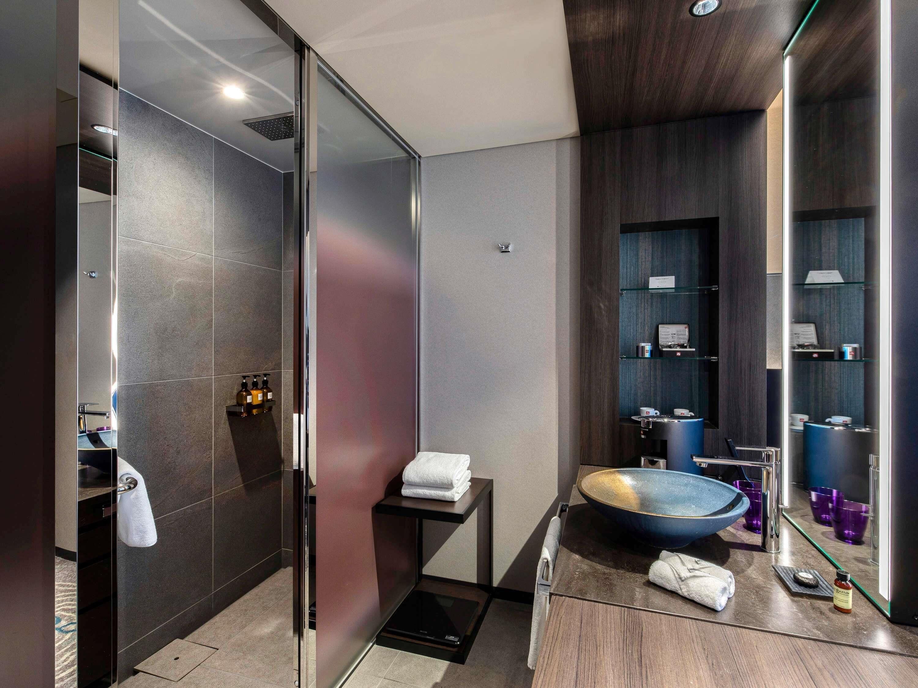 Ropa de cama de alta calidad y minibar 