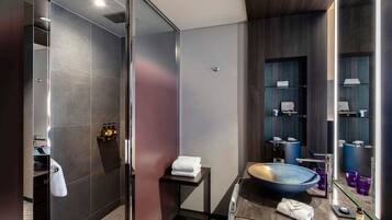 1 bedroom, premium bedding, minibar, in-room safe