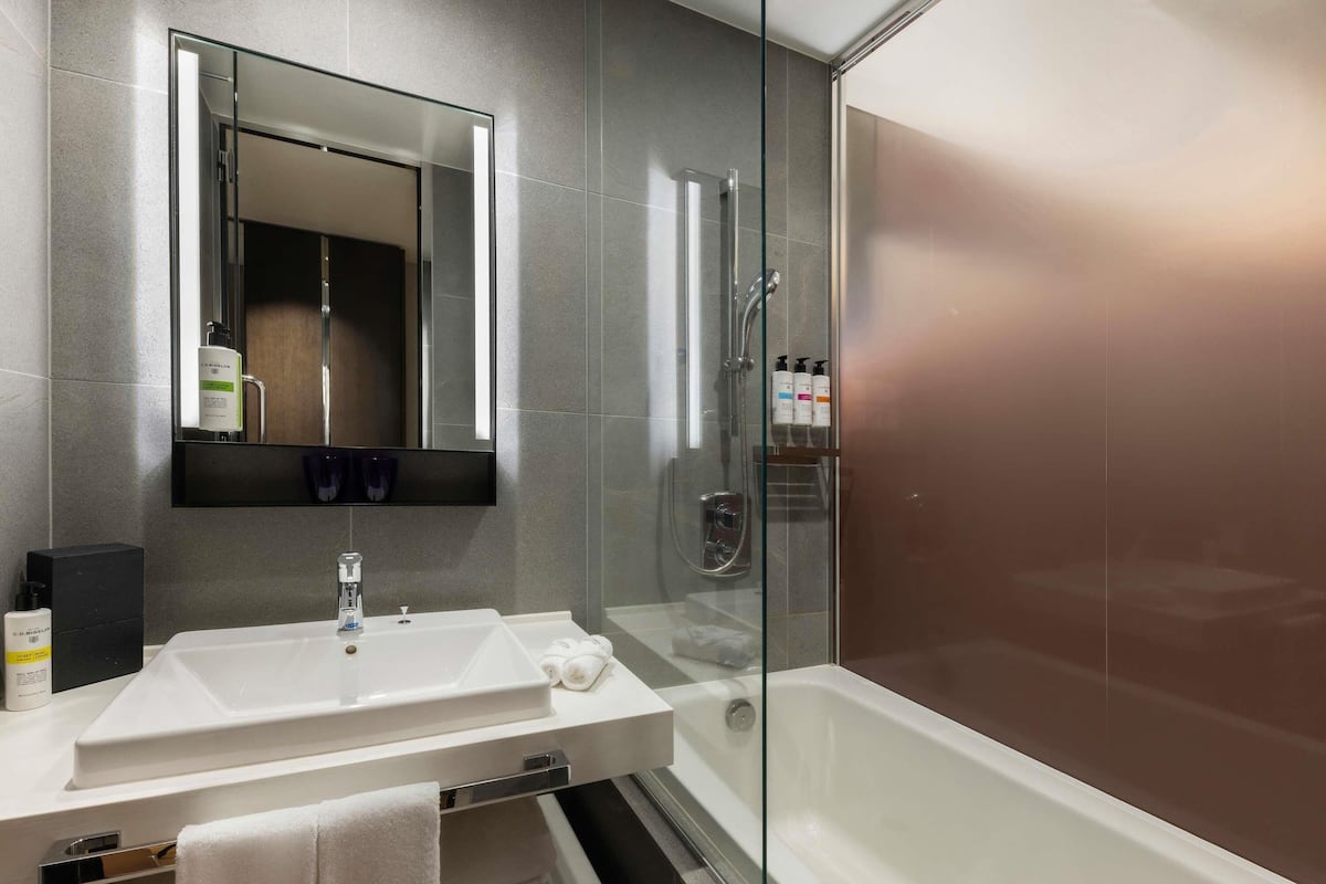 1 Schlafzimmer, hochwertige Bettwaren, Minibar, Zimmersafe