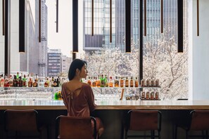 2 bars/lounges, lobby lounge, rooftop bar - Pullman Tokyo Tamachi (Tokyo)