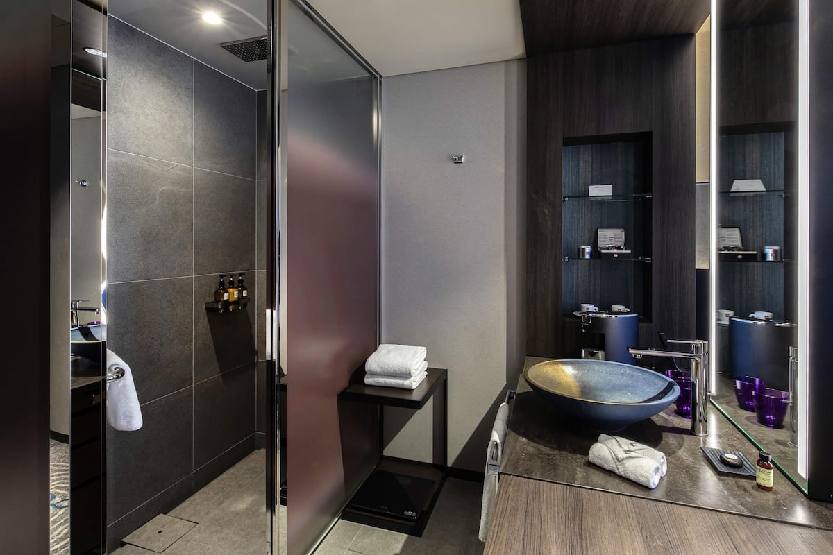 Superior Room, 1 King Bed, Executive Lounge Access (Executive) | 1 bedroom, premium bedding, minibar, in-room safe