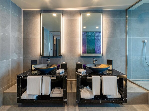 A modern bathroom with two sinks, large mirrors, and a glass shower enclosure. - Pullman Tokyo Tamachi (Tokyo)