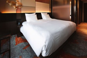 Sengetøy av topp kvalitet, minibar, safe på rommet og skrivebord