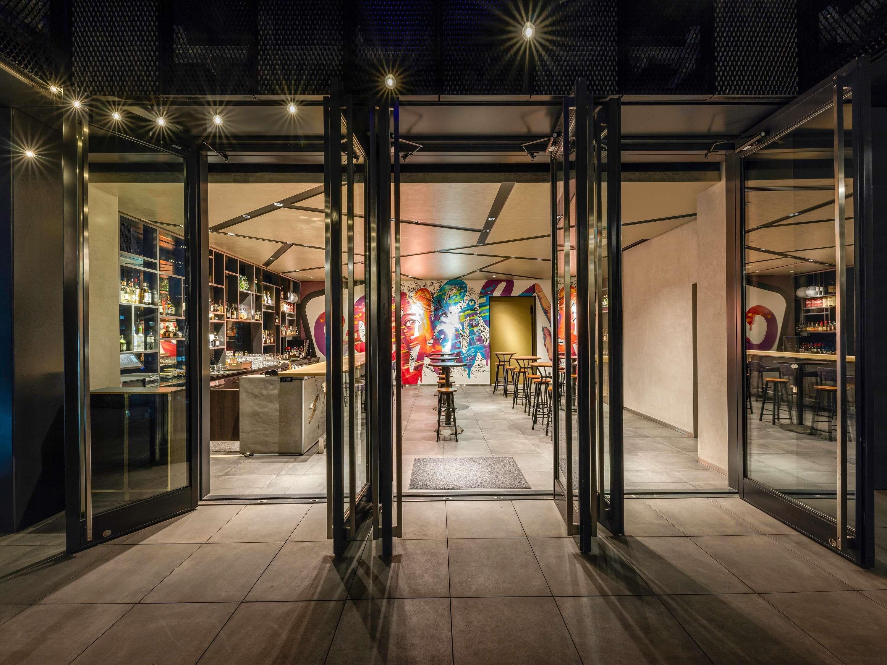 2 bars/lounges, lobby lounge, rooftop bar