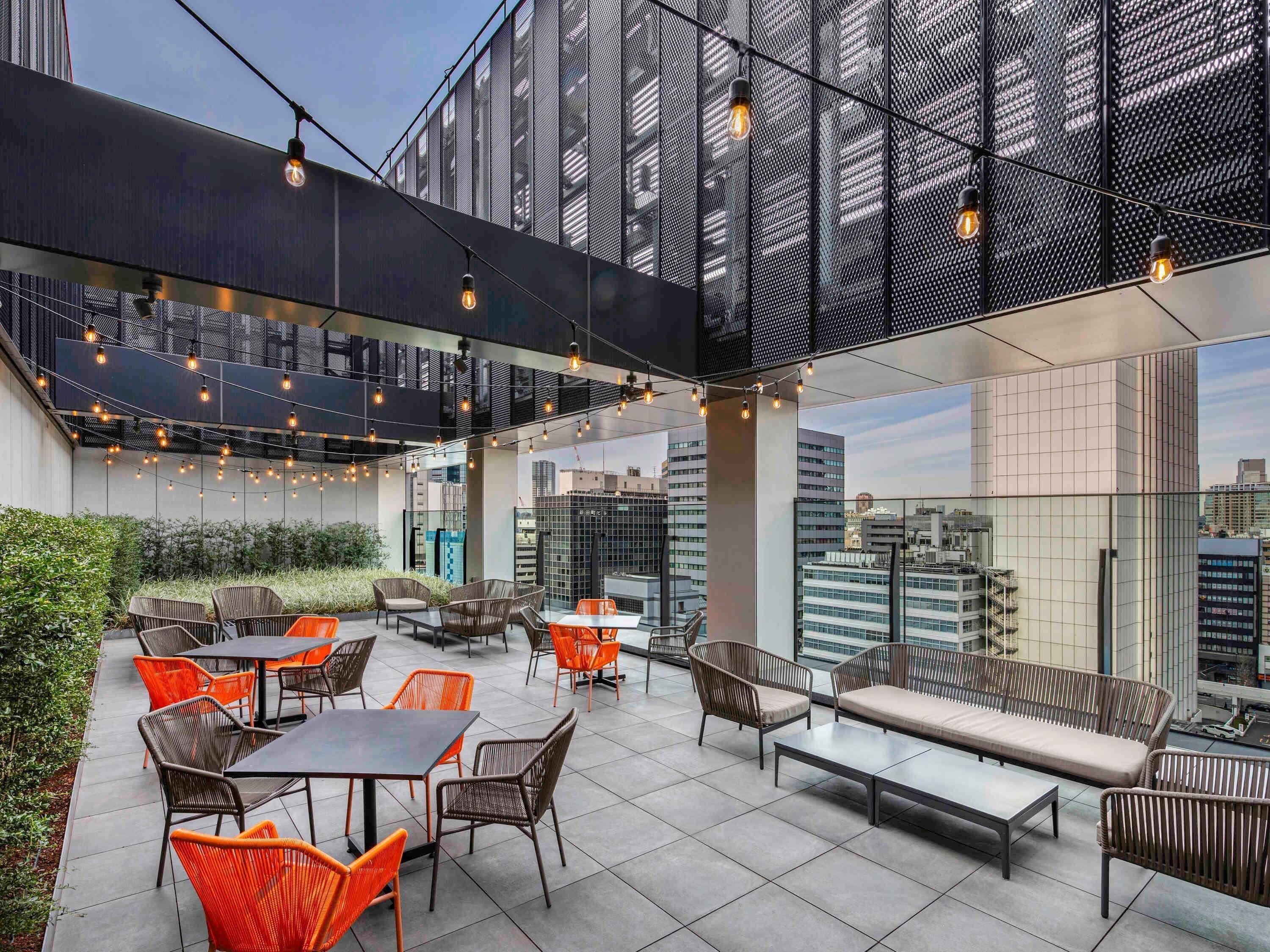 2 bars/lounges, lobby lounge, rooftop bar