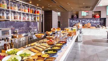 Daily full breakfast (JPY 5000 per person)