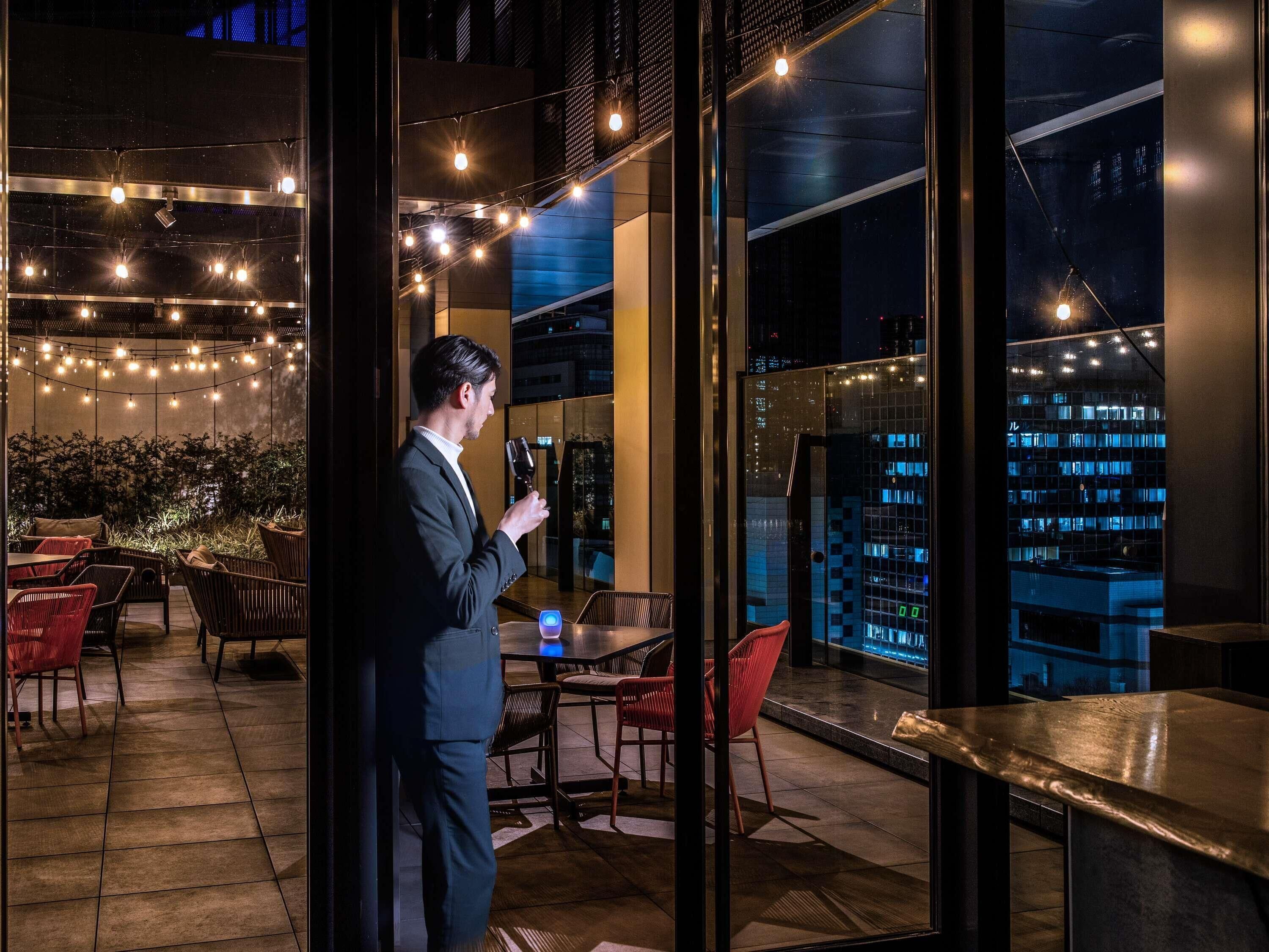 2 bars/lounges, lobby lounge, rooftop bar