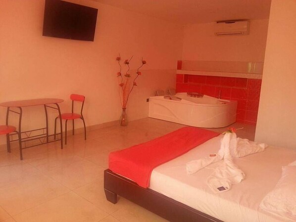 Tabla de planchar con plancha, wifi gratis y ropa de cama