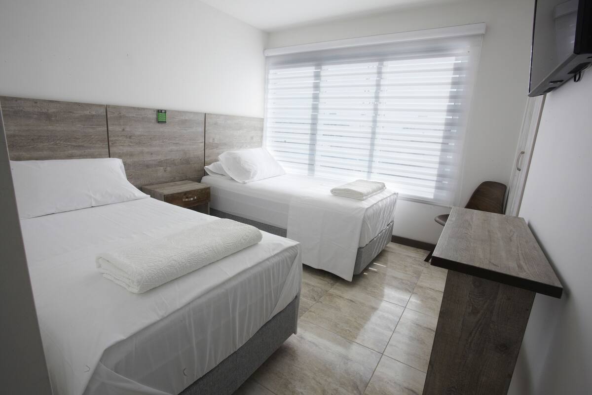 Escritorio, cortinas blackout, sistema de insonorización y wifi gratis 